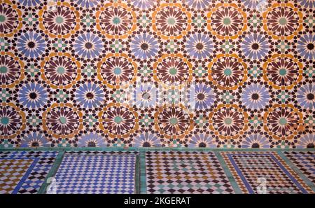des carreaux ornés ornent les tombeaux saadiens dans la médina de marrakech au maroc Banque D'Images