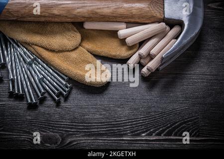 Gants de protection construction clous à griffes marteau chevilles en bois. Banque D'Images