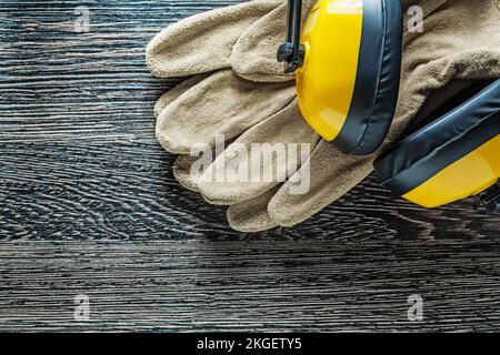 Gants de protection protège-oreilles sur panneau noir. Banque D'Images