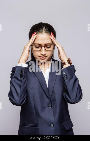 Professionnel féminin en difficulté submergé par les défis de travail et l'épuisement mental, trouvant difficile d'équilibrer carrière et vie personnelle Banque D'Images