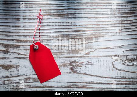 Étiquette de prix rouge sur panneau en bois d'époque. Banque D'Images