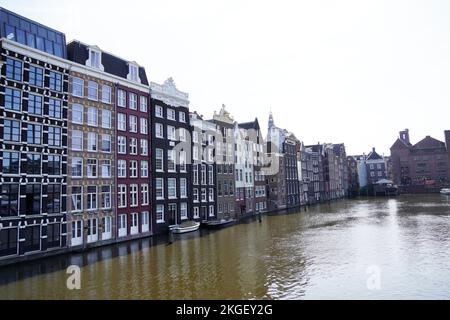 Rangée de maisons au bord de l'eau dans le centre d'Amsterdam, pays-Bas. Banque D'Images