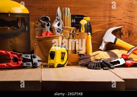 Ensemble d'outils de travail sur des planches Banque D'Images