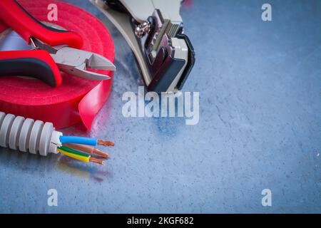 Pinces coupantes pinces à dénuder les fils de tuyaux électriques ondulés et ruban isolant. Banque D'Images