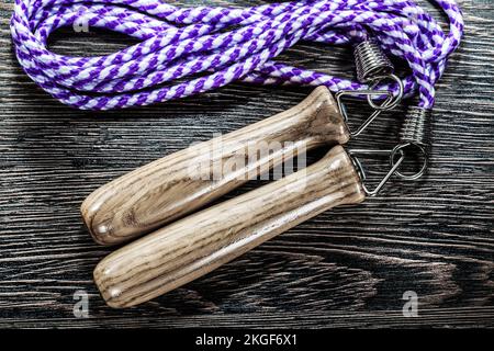 Corde à sauter sur une planche en bois d'époque. Banque D'Images