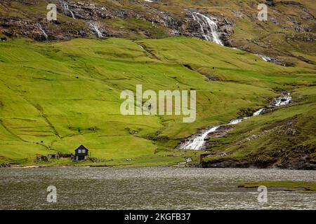 maison isolée et cascades dans la région de saksun sur les îles féroé Banque D'Images