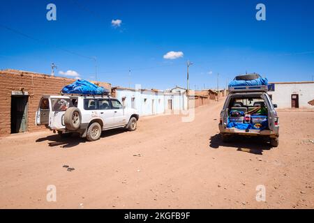 Des véhicules à quatre roues se sont arrêtés dans la communauté de Cerrillos, dans les hautes plaines boliviennes, au cours d'une visite guidée à Uyuni, en Bolivie Banque D'Images