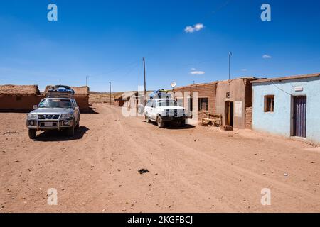 Des véhicules à quatre roues se sont arrêtés dans la communauté de Cerrillos, dans les hautes plaines boliviennes, au cours d'une visite guidée à Uyuni, en Bolivie Banque D'Images