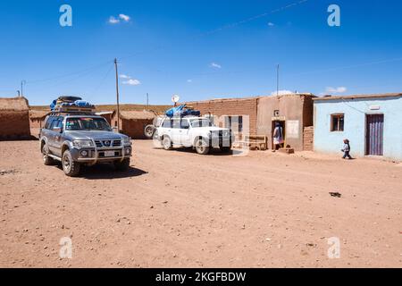 Des véhicules à quatre roues se sont arrêtés dans la communauté de Cerrillos, dans les hautes plaines boliviennes, au cours d'une visite guidée à Uyuni, en Bolivie Banque D'Images