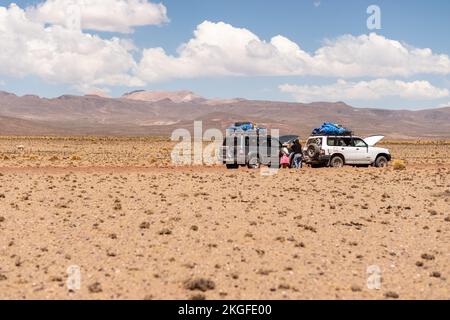 4WD véhicules nécessitant une assistance technique sur une piste de terre dans les hautes plaines boliviennes lors d'une visite guidée, en Bolivie Banque D'Images