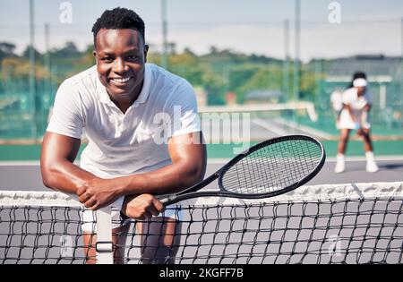 Tennis, portrait de fitness ou homme noir avec le sourire pour l'entraînement, la motivation ou l'entraînement sportif sur le court de tennis. Athlète, heureux ou joueur de tennis pour Banque D'Images