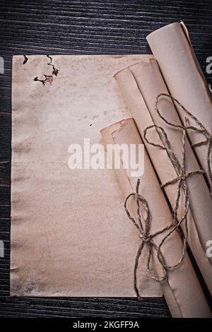 Rouleaux de papier fil vintage sur panneau en bois. Banque D'Images