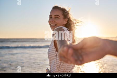 Couple à la plage, tenant les mains et l'amour au coucher du soleil, Voyage ensemble et aventure avec portrait de vacances romantique. Relation avec les soins, l'océan et Banque D'Images