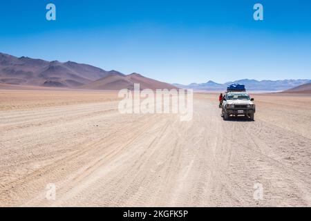 Jeeps avec les touristes lors d'une visite guidée à Desierto de Dalí (désert de Dali) dans la réserve nationale de faune andine Eduardo Avaroa, province de sur Lípez, Bolivie Banque D'Images