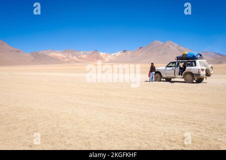 Jeeps avec les touristes lors d'une visite guidée à Desierto de Dalí (désert de Dali) dans la réserve nationale de faune andine Eduardo Avaroa, province de sur Lípez, Bolivie Banque D'Images