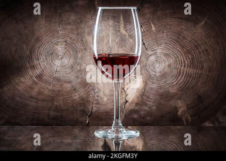 verre à vin sur le fond de la section transversale du tronc d'arbre double Banque D'Images