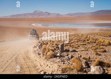 Véhicule tout-terrain arrivant à Laguna Hedionda sur l'Altiplano (hautes plaines), province de sur Lípez, Bolivie Banque D'Images