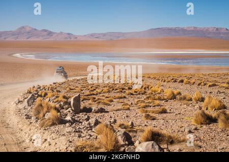 Véhicule tout-terrain arrivant à Laguna Hedionda sur l'Altiplano (hautes plaines), province de sur Lípez, Bolivie Banque D'Images