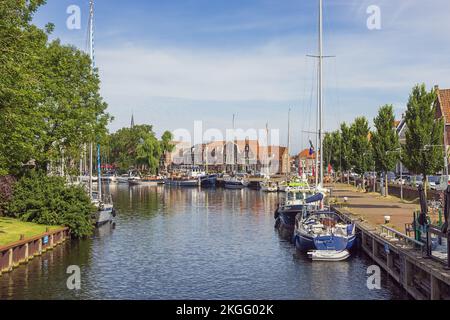 Editorial: ENKHUIZEN, HOLLANDE-NORD, PAYS-BAS, 12 JUILLET 2022 - le vieux port d'Enkhuizen vu du pont de bascule près de la porte de Drommedaris Banque D'Images