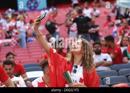 Al Khor, Qatar.23 novembre 2022, partisan prend un selfie avant le match de la coupe du monde de la FIFA, Qatar 2022 Groupe F entre le Maroc et la Croatie au stade Al Bayt sur 23 novembre 2022 à Al Khor, Qatar. Photo de Goran Stanzl/PIXSELL Banque D'Images