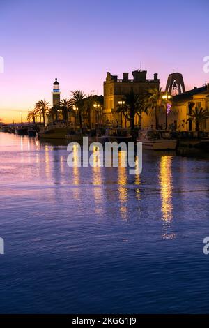 Coucher de soleil sur l'entrée du port et le vieux phare. Le Grau-du-Roi, Occitanie, France Banque D'Images