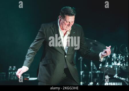 ITALIE, TURIN, NOVEMBRE 22nd 2022 : le chanteur de pop britannique Tony Hadley, ancien chanteur principal du New Romantic Ballet Spandau, se présentant en direct sur scène pour sa tournée du « 40th anniversaire », ainsi que « The famolous TH Band ». Banque D'Images