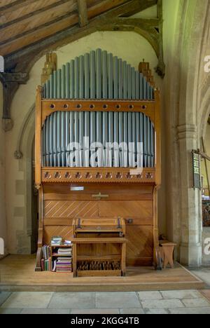 Orgue d'église traditionnel dans l'église de St James datant du 13th siècle, dans le village de Syresham, Northamptonshire, Royaume-Uni Banque D'Images