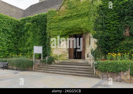 Entrée à la bibliothèque publique de Kettering, dans le Northamptonshire, au Royaume-Uni ; don à la ville par le philanthrope Andrew Carnegie Banque D'Images