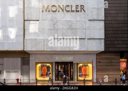 Hong Kong, Chine. 22nd novembre 2022. Des piétons marchent devant le magasin Moncler de la marque italienne de luxe à Hong Kong. (Photo par Sebastian ng/SOPA Images/Sipa USA) crédit: SIPA USA/Alay Live News Banque D'Images