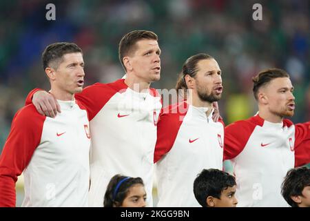 Doha, Qatar, 22nd novembre 2022. Robert Lewandowski (l), de Pologne, dirige l’équipe en chantant l’hymne national lors du match de la coupe du monde de la FIFA 2022 au stade 974 de Doha. Crédit photo devrait lire: Florencia Tan Jun / Sportimage Banque D'Images