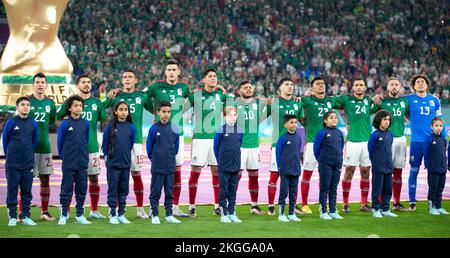 Doha, Qatar, 22nd novembre 2022. L'équipe mexicaine se fond pour chanter son hymne national lors du match de la coupe du monde de la FIFA 2022 au stade 974 de Doha. Crédit photo devrait lire: Florencia Tan Jun / Sportimage Banque D'Images