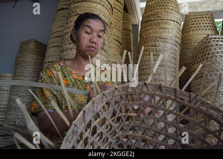 panier de fruits fait traditionnellement avec du bambou Banque D'Images