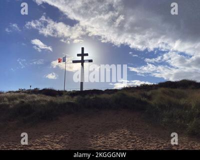 Une croix de Lorraine à Juno Beach - Croix de Lorraine située à la limite des deux communes de Courseulles-sur-Mer et de Graye-sur-Mer. Banque D'Images