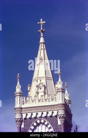 La basilique notre-Dame du Mont Bandra, connue familièrement sous le nom d'église Sainte-Marie du Mont Bandra, est une basilique catholique romaine située à Bandra, Bombay, Inde. Banque D'Images