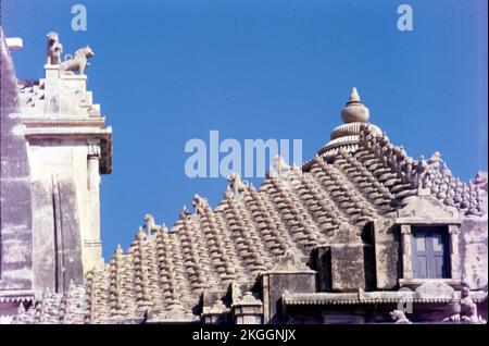 Le temple Somnath, également appelé temple Somanātha ou DEO Patan, est un temple hindou situé à Prabhas Patan, Veraval dans le Gujarat, Inde. C'est l'un des lieux de pèlerinage les plus sacrés pour les Hindous et est considéré comme le premier parmi les douze sanctuaires jyotirlinga de Shiva. Gujrat, Inde Banque D'Images