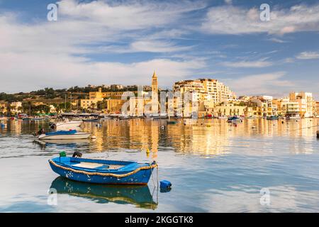 Bateaux de pêche dans la marina de Marsaskala à Malte. Banque D'Images