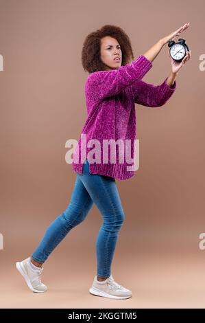 Jeune femme se précipitant et étant en retard et se sentant stressée Banque D'Images