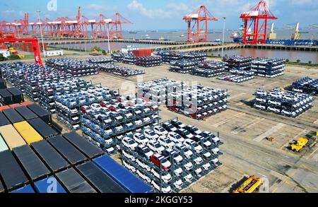 SUQIAN, CHINE - 23 NOVEMBRE 2022 - Un lot de véhicules est sur le point d'être exportés vers le marché européen au terminal portuaire de Taicang à Suzhou, dans le Jiangs Banque D'Images