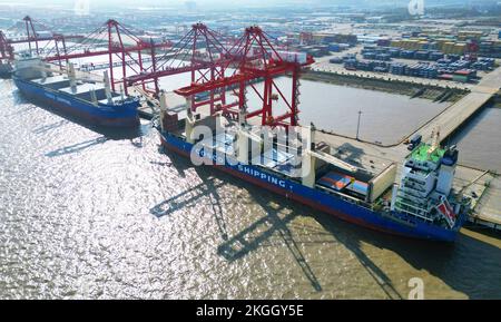 SUQIAN, CHINE - 23 NOVEMBRE 2022 - Un lot de véhicules est sur le point d'être exportés vers le marché européen au terminal portuaire de Taicang à Suzhou, dans le Jiangs Banque D'Images