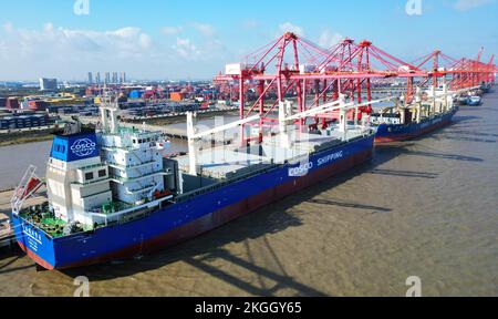 SUQIAN, CHINE - 23 NOVEMBRE 2022 - Un lot de véhicules est sur le point d'être exportés vers le marché européen au terminal portuaire de Taicang à Suzhou, dans le Jiangs Banque D'Images