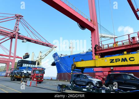 SUQIAN, CHINE - 23 NOVEMBRE 2022 - Un lot de véhicules est sur le point d'être exportés vers le marché européen au terminal portuaire de Taicang à Suzhou, dans le Jiangs Banque D'Images