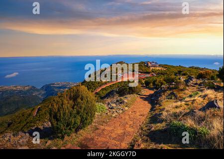 Coucher de soleil sur le sentier de randonnée d'Achada do Teixeira à Pico Ruivo sur l'île de Madère Banque D'Images