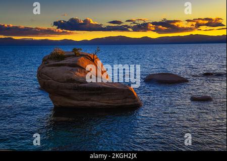 Coucher de soleil spectaculaire sur le rocher Bonsai du lac Tahoe, Nevada Banque D'Images