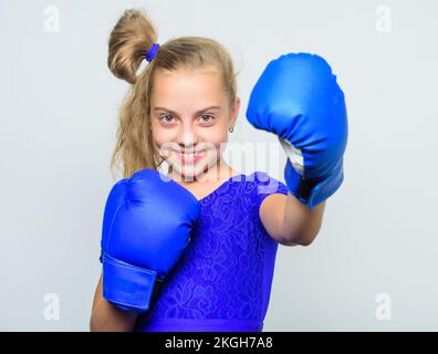 Boxer entraînement pour enfant, forme physique saine. prêt à se battre. défonce et énergie. Succès sportif. entraînement avec coach. Lutte. Sport et mode sportswear Banque D'Images