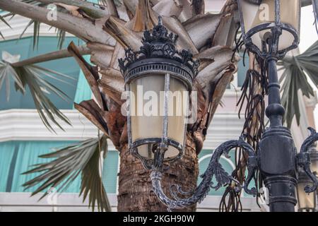 lampes de rue historiques sur une passerelle piétonne Banque D'Images