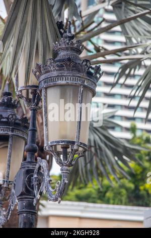 lampes de rue historiques sur une passerelle piétonne Banque D'Images
