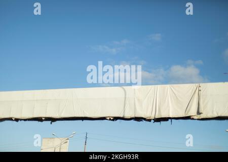 Panneaux d'affichage sur la route. Bouclier blanc sur la chenille. Espace vide pour l'inscription. Détails de l'infrastructure publicitaire. Banque D'Images