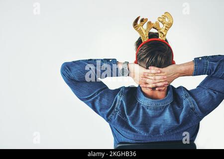 Homme d'affaires, détendez-vous et rennes de noël bois sur fond de maquette de bureau, l'espace mural d'entreprise ou la petite entreprise de démarrage. Créateur, mains Banque D'Images