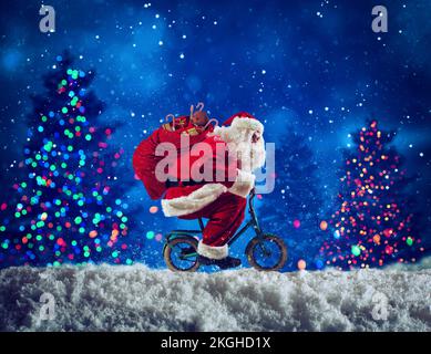 Santaclaus fait du vélo pour offrir des cadeaux de noël rapides Banque D'Images