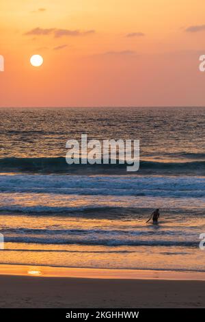 Israël, Herzliya - 05 octobre 2022: Surfeur en attente de la vague Banque D'Images